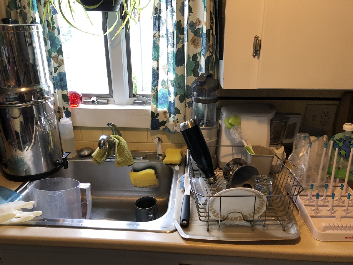 Jen's kitchen sink where she washes and dries her plastic Ziploc bags