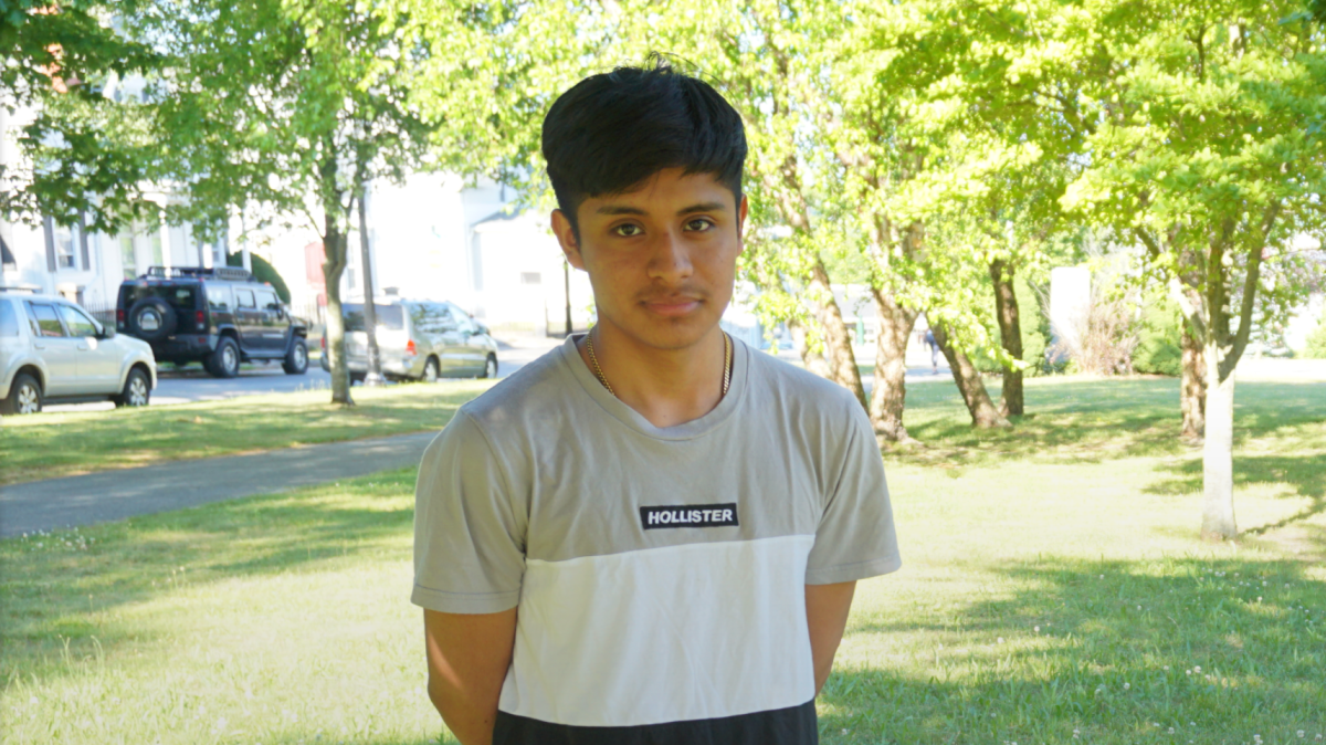 Juan, de 17 años, en un parque en New Bedford. Juan ha estado trabajando como trabajador de una planta de peces desde que su padre, Francisco, murió de COVID-19 en mayo. Francisco trabajó en varias casas de pescado diferentes en el área y Juan lo recordaría diciendo lo difícil que era el trabajo. "Cuando comencé a trabajar allí, entendí qué es un trabajo difícil y qué tan rápido va el dinero".