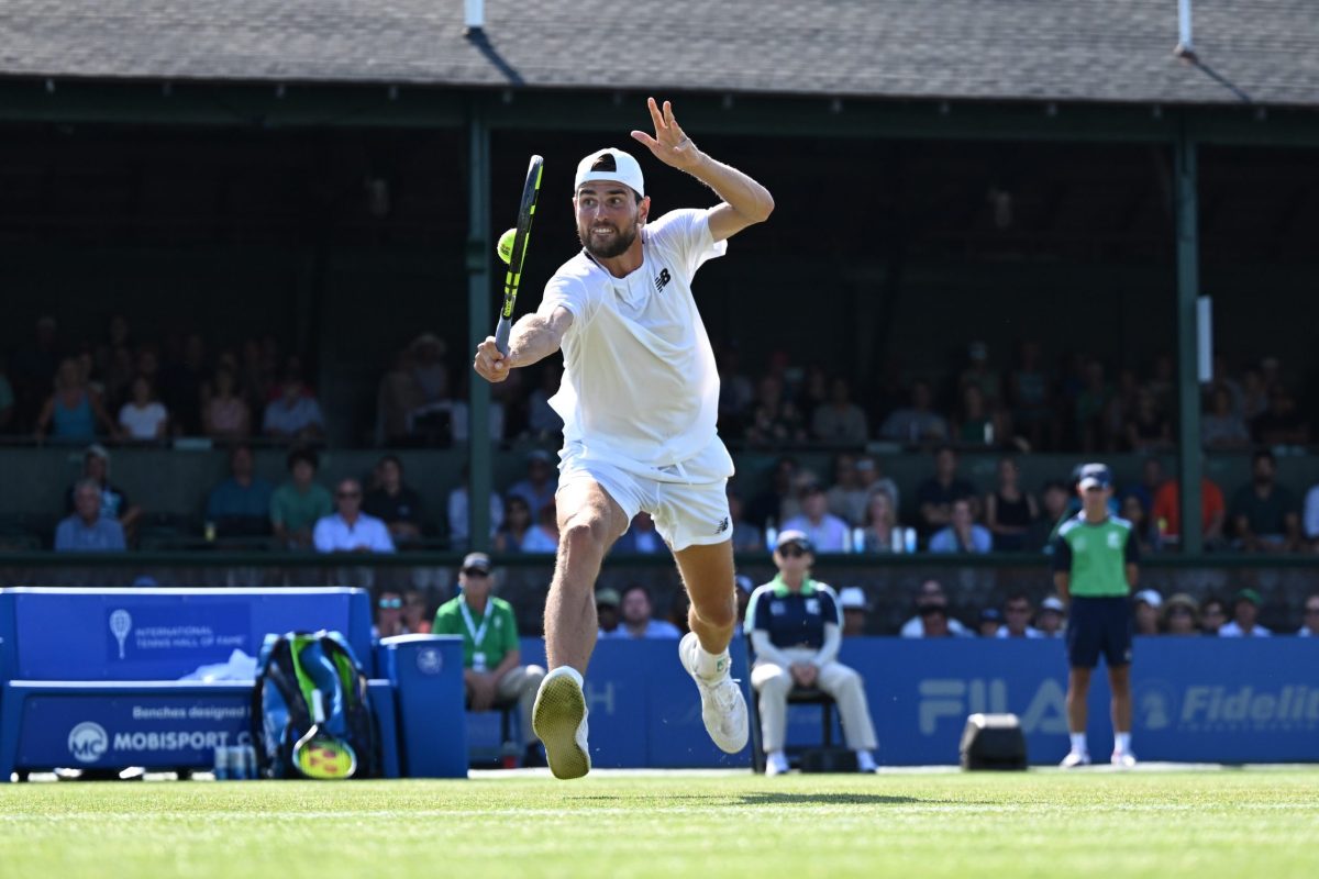 Maxime Cressy volleys en route to the 2022 Hall of Fame Open title.