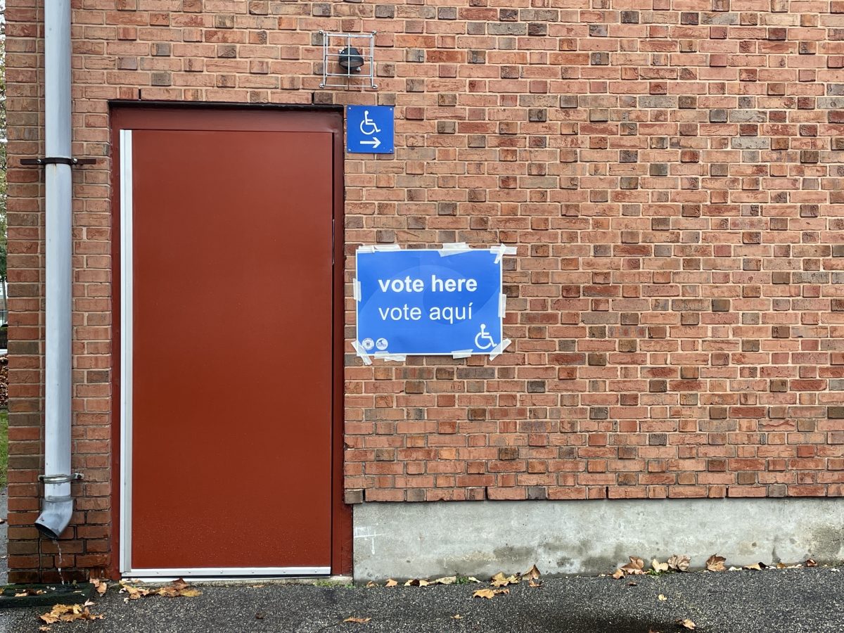 Una signa que dice "Vota Aqui."